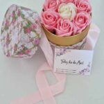 Caixa de cartão com rosas de sabão